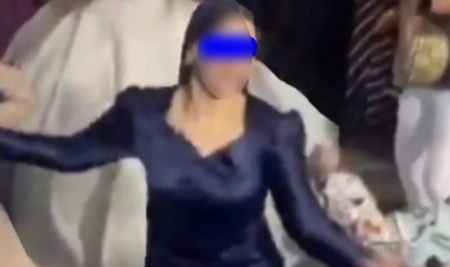 حقيقة طلاق صاحبة الفستان الأزرق